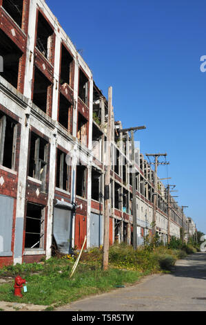 Der lange verlassenen und Packard Automobilwerk vandalized in Detroit, Michigan, eröffnet im Jahre 1903 und wurde von den Architekten Albert Kahn Associates entwickelt. Stockfoto