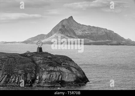 Schwarz-Weiß-Foto Des Polarkreisdenkmals Auf Der Insel Vikingen, Markierung Des Polarkreises (66,33 Grad Norden), In Norwegen. Stockfoto