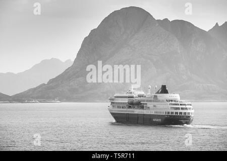 Schwarz-weiß-Foto des Hurtigruten-Schiffs MS FINNMARKEN, das in Richtung Norden fährt, wenige Kilometer nördlich des Norwegischen Polarkreises Stockfoto