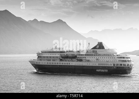 Schwarz-weiß-Foto des Hurtigruten-Schiffs, MS FINNMARKEN, unterwegs in Richtung Norden, wenige Kilometer nördlich des norwegischen Polarkreises in Norwegen. Stockfoto