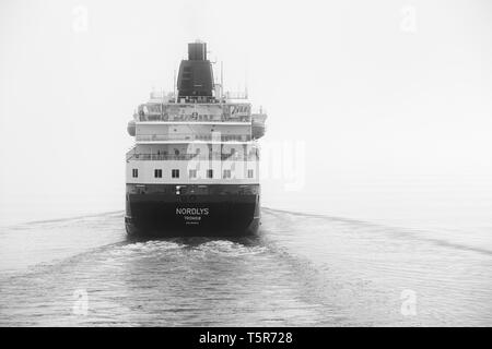 Schwarz-weiß Foto der Hurtigruten Schiff, MS Nordlys, segeln durch dicke Meer Nebel in Norwegen. Stockfoto