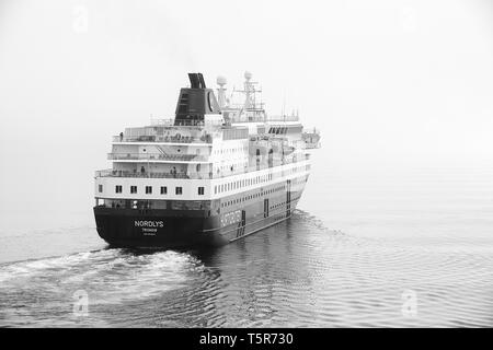 Schwarz-weiß Foto der Hurtigruten Schiff, MS Nordlys, unterwegs durch Dick Meer Nebel in Norwegen. Stockfoto