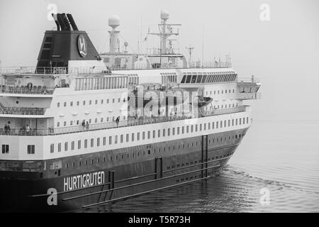 Close Up, Schwarz und Weiß Foto der Hurtigruten Schiff, MS Nordlys, dampfende Durch Dick Meer Nebel in Norwegen. Stockfoto