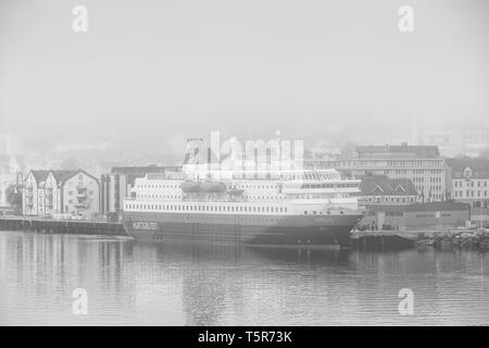 Schwarz-weiß Foto der Hurtigruten Schiff, MS Nordlys, Günstig in Harstad, In einer dicken Nebel am frühen Morgen. Troms County, Norwegen. Stockfoto