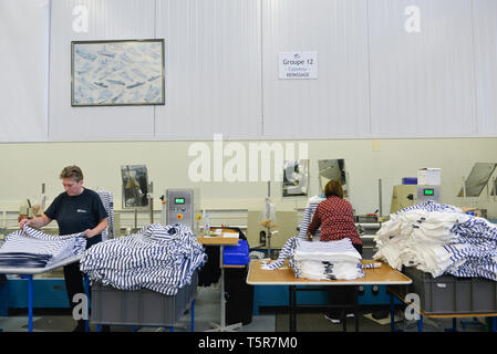 Trikots Saint James Textilfabrik in Saint-James (Normandie, Frankreich), die traditionellen sailor Jersey und Breton gestreiften Hemd (Französisch "Mar Stockfoto