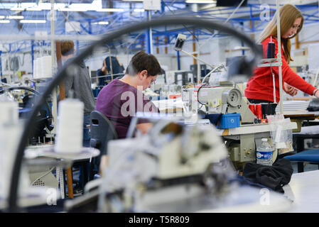 Trikots Saint James Textilfabrik in Saint-James (Normandie, Frankreich), die traditionellen sailor Jersey und Breton gestreiften Hemd (Französisch "Mar Stockfoto