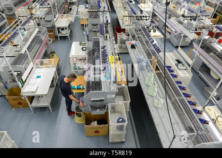 Trikots Saint James Textilfabrik in Saint-James (Normandie, Frankreich), die traditionellen sailor Jersey und Breton gestreiften Hemd (Französisch "Mar Stockfoto