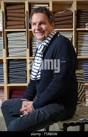 Trikots Saint James Textilfabrik in Saint-James (Normandie, Frankreich), die traditionellen sailor Jersey und Breton gestreiften Hemd (Französisch "Mar Stockfoto