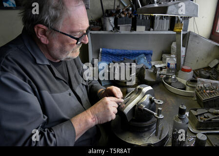 Guy Degrenne Werk in Vire (Normandie, Frankreich), spezialisiert auf Geschirr und Besteck. Produktionsstandort, Edelstahl Besteck arbeiten Stockfoto