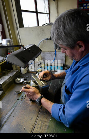 Guy Degrenne Werk in Vire (Normandie, Frankreich), spezialisiert auf Geschirr und Besteck. Produktionsstandort, Edelstahl Besteck arbeiten Stockfoto