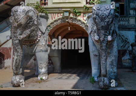 04-Nov-2017 - zwei Elefanten bei der Wel kommen entrare des Imperial Kino im lamington Straße; Bombay Mumbai, Maharashtra, Indien Stockfoto