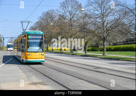 Straßenbahn auf der südlichen Promenade im Frühjahr in Norrköping. Die gelbe Straßenbahnen sind ikonisch für Norrköping. Stockfoto