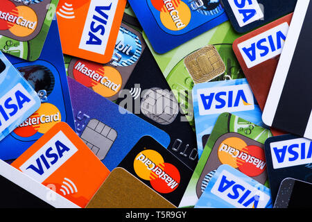 Krakau, Polen - 16. Juni 2017: Kunststoff bank Kreditkarten, Visa und Mastercard, Kredit- und Scheckkarten mit unterschiedlichen Chips und Wireless Payment Technologie Stockfoto