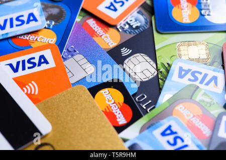 Krakau, Polen - 16. Juni 2017: Stapel Kunststoff bank Kreditkarten, Visa und Mastercard, Kredit- und Scheckkarten mit unterschiedlichen Chips und Wireless Payment te Stockfoto