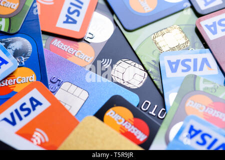 Krakau, Polen - 16. Juni 2017: Kunststoff bank Zahlungskarten close-up, Visa und Mastercard, Kredit- und Scheckkarten mit unterschiedlichen Chips und Wireless Payment t Stockfoto