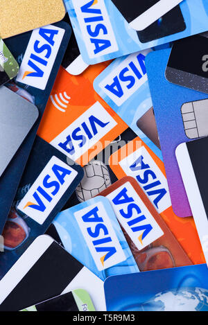 Krakau, Polen - 16. Juni 2017: Stapel Kunststoff bank Visa Kreditkarten, Kredit- und Debitkarten. Stockfoto