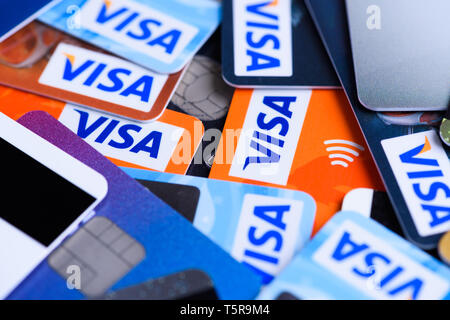 Krakau, Polen - 16. Juni 2017: Stapel Kunststoff bank Visa Kreditkarten, Kredit- und Debitkarten. Stockfoto