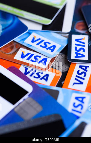 Krakau, Polen - 16. Juni 2017: Makro Foto Haufen plastik Bank Visa Kreditkarten, Kredit- und Debitkarten. Stockfoto