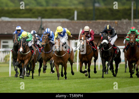 Leodis Traum geritten von Daniel Tudhope (gelb) gewinnt die Wette 365 Handicap Stangen bei Sandown Park Racecourse, Esher. Stockfoto