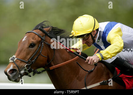 Leodis Traum von Daniel Tudhope geritten gewinnt die Wette 365 Handicap Stangen bei Sandown Park Racecourse, Esher. Stockfoto