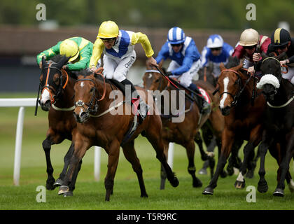 Leodis Traum geritten von Daniel Tudhope (gelb) gewinnt die Wette 365 Handicap Stangen bei Sandown Park Racecourse, Esher. Stockfoto