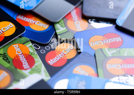 Krakau, Polen - 16. Juni 2017: Stapel Kunststoff bank Mastercard Kreditkarten. Stockfoto