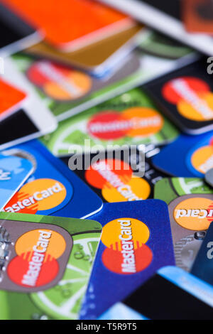 Krakau, Polen - 16. Juni 2017: Stapel Kunststoff bank Mastercard Kreditkarten Makro. Stockfoto