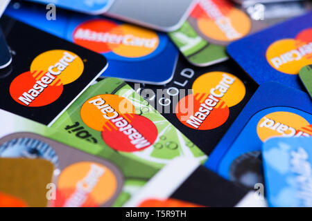 Krakau, Polen - 16. Juni 2017: Stapel Kunststoff bank Mastercard Kreditkarten. Stockfoto