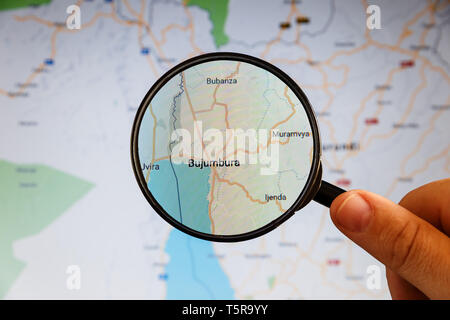 Buzhumbura, Burundi. Politische Karte. Stadt Visualisierung anschauliches Konzept auf dem Display durch die Lupe in der Hand. Stockfoto