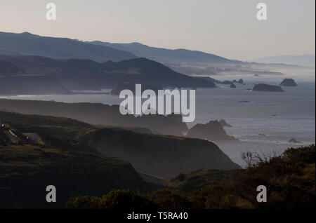 Die Sonne über dem felsigen Küste von Jenner, Kalifornien, in der Nähe der Mündung des Russian River auf der Kalifornischen Sonoma Coast. Die California State Rout Stockfoto