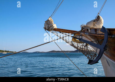 Fragment einer schönen Segelyacht in der Adria. Stockfoto