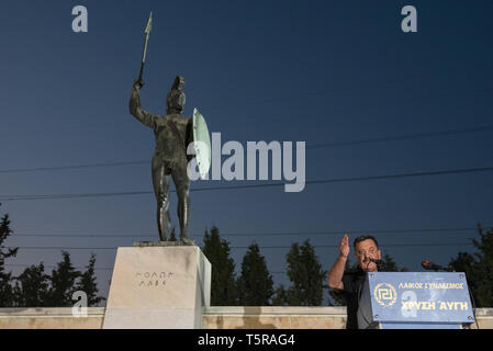 Thermopylae, Griechenland. 3. Sep 2016. Golden Dawn Gesetzgeber Christos Pappas Adressen Unterstützer vor König Leonidas Monument, das sich in einer Kundgebung für die Gefallenen der Schlacht von Thermopylae in Thermopylae, Griechenland ehren. Credit: Nicolas Koutsokostas/Alamy Stock Foto. Stockfoto