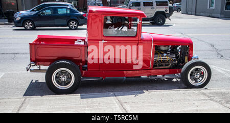 Einem renovierten antiken roten Lkw (Pick-up-Truck). In der Kabine des Pick-up sehen wir die niedlichen Gesicht eines Welpen, hinter den teilweise abgesenkt werden. Stockfoto