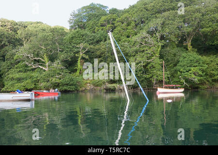 Einer versunkenen Yacht in Porthnavas Creek, den Helford River, Cornwall, Großbritannien Stockfoto