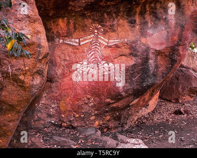 Aboriginal Rock Art Kakadu Nationalpark. Australien. Dies ist Nabulwinjbulwinj. Dies ist ein gefährlicher Geist, Weibchen frisst nach dem Schlag mit einem Stockfoto