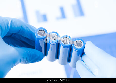 Wissenschaftler halten Reihe von Akkumulatoren, die Erforschung neuer Art der Batterie Konzept Stockfoto