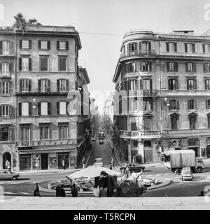 Rom, Italien, 1972 - schwarz und weiß vintage Foto - Via Condotti und Berninis Brunnen auf der Piazza di Spagna, mitten im historischen Zentrum von Rom (Italien), von der Trinità dei Monti Treppe fotografiert. Stockfoto