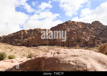 (Selektive Fokus), herrliche Aussicht auf die wunderschöne Petra Website mit schönen Tempel in den Fels gehauen. Petra ist ein Unesco Weltkulturerbe Stockfoto