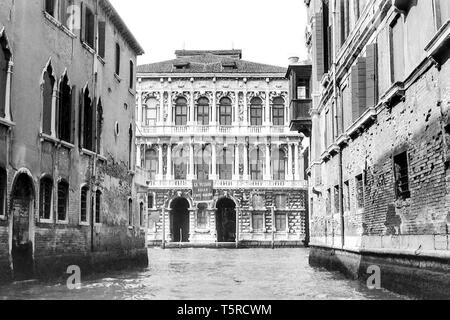 Venedig, Italien, 1980 - schwarz-weiß Foto - 'Ca' Pesaro: venezianische Palast mit Blick auf den Canal Grande. Es ist die Heimat der Internationalen Galerie für Moderne Kunst und das Orientalische Kunst Museum von Venedig. Stockfoto