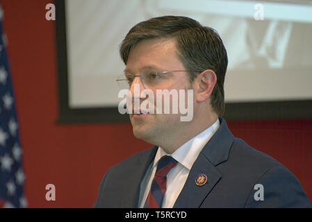 BOSSIER CITY, LA, USA - 25. APRIL 2019: US-Rep Mike Johnson, R-La, spricht bei einer Stadt - Halle Stil treffen mit Wählern an der Bossier Parish Kom Stockfoto