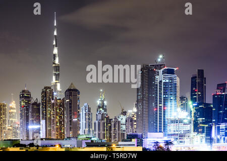 Atemberaubende Aussicht auf die beleuchtete Skyline von Dubai bei Sonnenuntergang mit schönen und modernen Gebäuden und Wolkenkratzern. Dubai, Vereinigte Arabische Emirate, UEA. Stockfoto