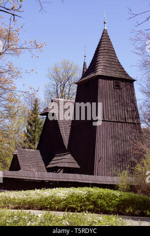 Alte hölzerne katholische Kirche in Kattowitz, Polen. Kościół Św. Michała Archanioła. XVI Jahrhundert. Erzengel Michael. Vertikale Komposition. Stockfoto