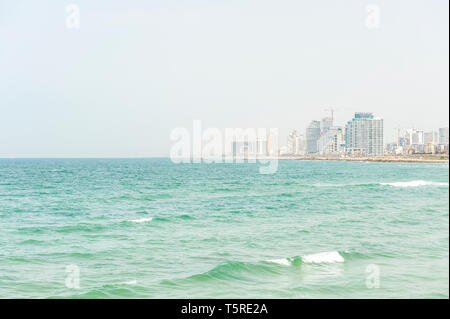 Israel, Tel Aviv-Yafo - 24. April 2019: Stadtbild von Tel Aviv von Jaffa genommen Stockfoto