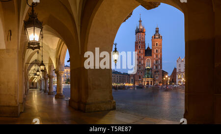 Die Basilika St. Maria, Krakau, von unter den Arkaden der Tuchhallen gesehen. Stockfoto