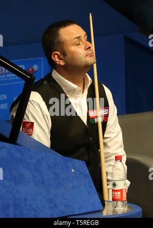 Stephen Maguire in Aktion gegen James Cahill am Tag sieben der 2019 Betfred Weltmeisterschaft an den Tiegel, Sheffield. Stockfoto