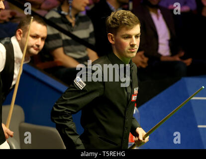 James Cahill in Aktion gegen Stephen Maguire bei Tag sieben der 2019 Betfred Weltmeisterschaft an den Tiegel, Sheffield. Stockfoto