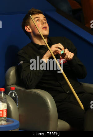 James Cahill in Aktion gegen Stephen Maguire bei Tag sieben der 2019 Betfred Weltmeisterschaft an den Tiegel, Sheffield. Stockfoto