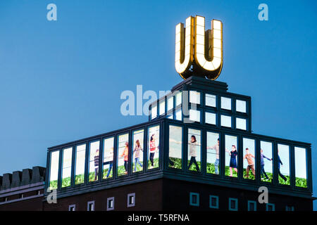 Video installation Artwork von Adolf Winkelmann auf der Oberseite des Dortmunder U-Turm, ein Gebäude der ehemaligen Union Brauerei, Zukunft Kunst und Kultur Zentrum. Dortmund, Deutschland Stockfoto