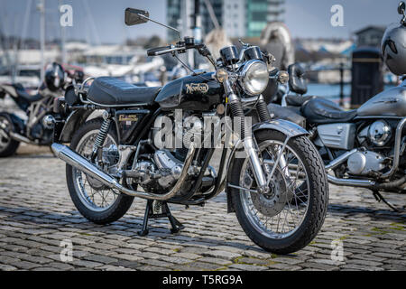 Eine schöne Norton Commando 850 sitzt auf dem keyside im Barbican in Plymouth, Devon. Stockfoto