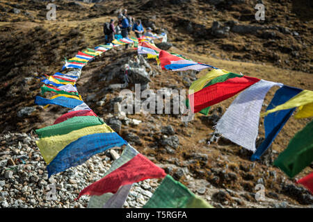 Gebete Flaggen im Wind am Keche La Pass, Gasa Bezirk, Snowman Trek, Bhutan Stockfoto